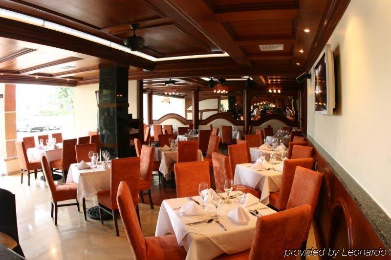 Hotel Century Plaza Сантьяго-де-лос-Трейнта-Кабальєрос Ресторан фото